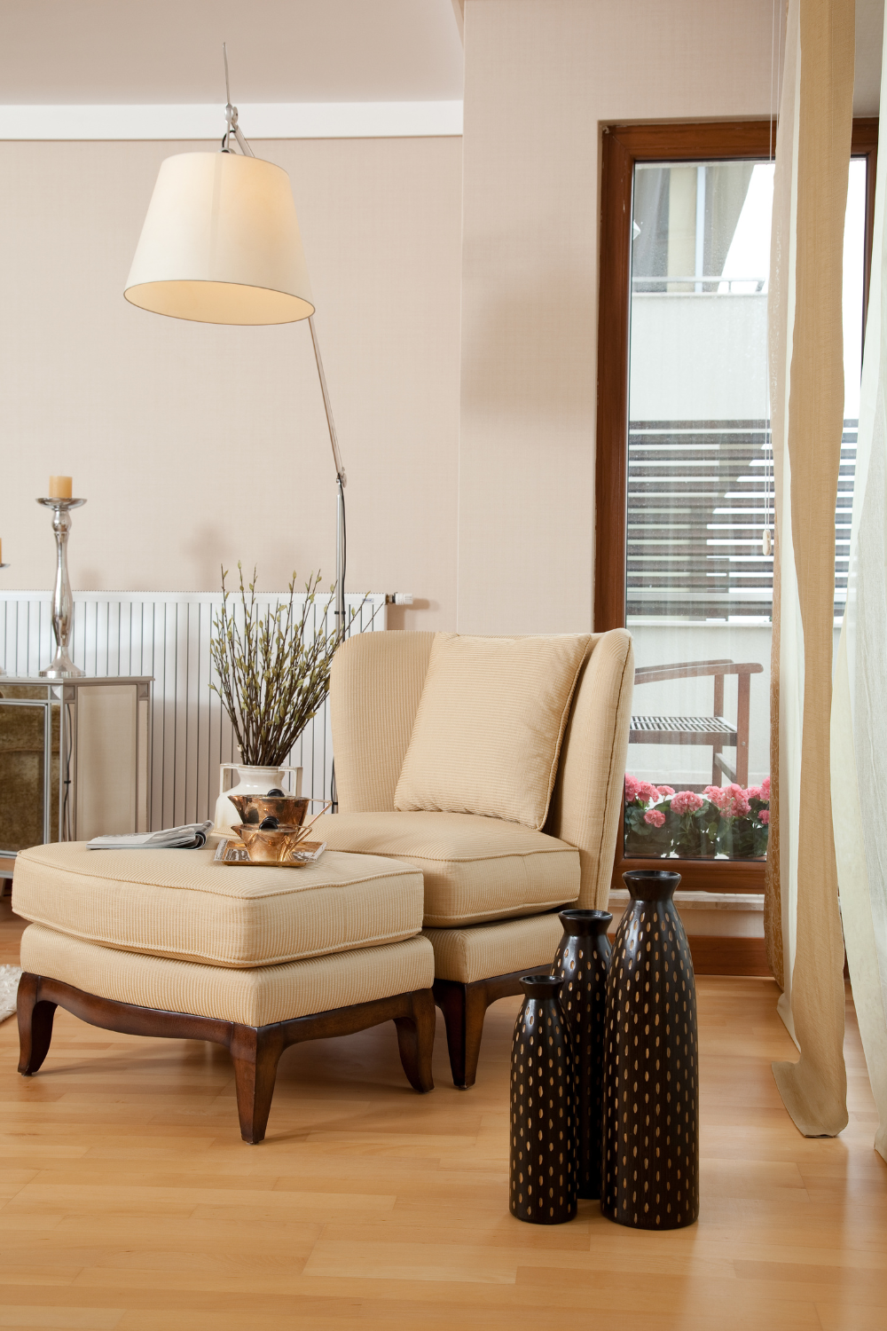 Modern Luxury Living Room Ideas with Floating Furniture Arrangements for an Airy Feel