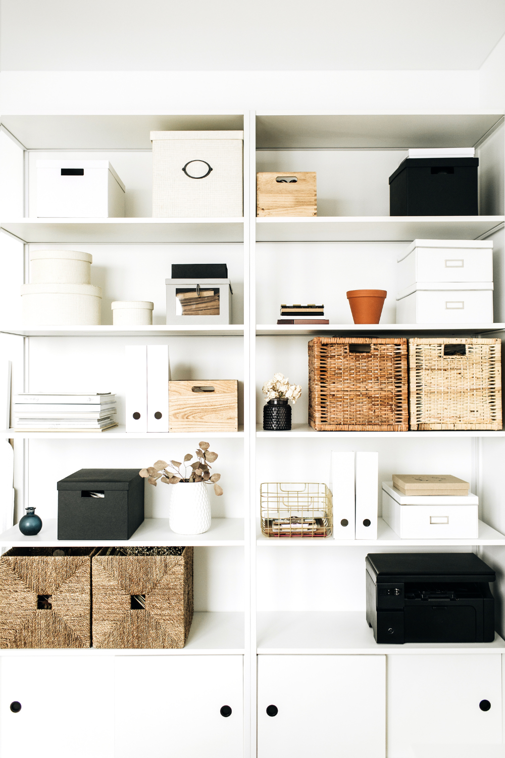 Modern Luxury Living Room Ideas with Bespoke Built-in Storage and Shelving